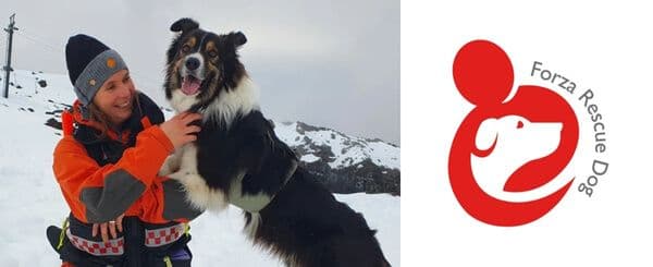 Homme en tenue orange joue dans la neige avec un grand chien noir et blanc. À droite, logo rouge de l’association Forza Rescue Dog.